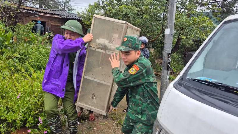 Bộ đội Biên phòng tỉnh Lạng Sơn giúp dân khắc phục hậu quả bão số 3.