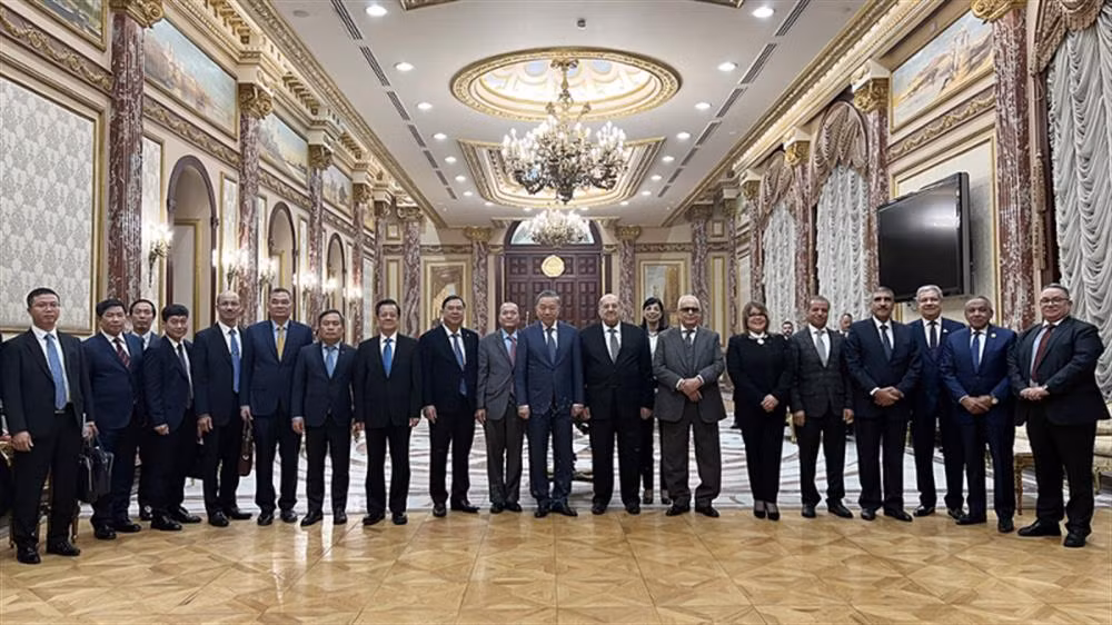 Bộ trưởng Tô Lâm dẫn đầu Đoàn đại biểu Đảng Cộng sản Việt Nam tới thăm và làm việc tại Thượng viện Ai Cập. Bộ trưởng Tô Lâm dẫn đầu Đoàn đại biểu Đảng Cộng sản Việt Nam tới thăm và làm việc tại Thượng viện Ai Cập.