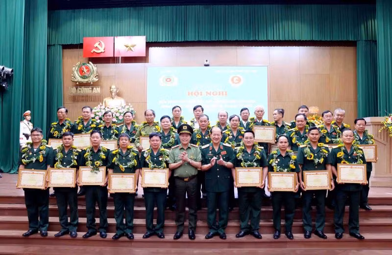 Các đại biểu chụp hình lưu niệm.