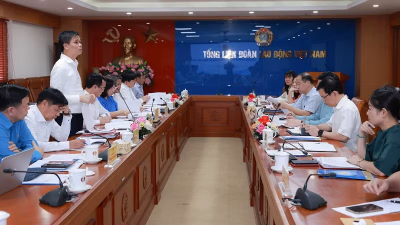 Đồng chí Ngọ Duy Hiểu báo cáo tình hình thực hiện Nghị quyết số 02-NQ/TW ngày 12/6/2021 của Bộ Chính trị tại buổi làm việc.