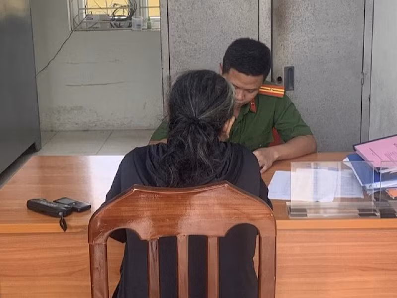 Bà N.T.L trình báo sự việc tại công an xã Xuân Nộn.