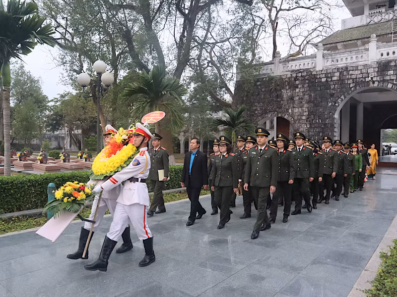 Đoàn công tác viếng Nghĩa trang Liệt sĩ Điện Biên.