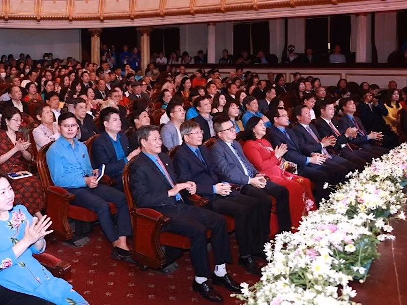 Các đại biểu dự lễ trao giải.