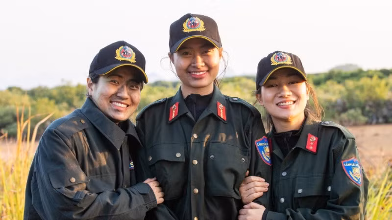 Nụ cười tươi tắn, nghỉ ngơi sau những giờ luyện tập vất vả trên thao trường của 3 cô gái: Nguyễn Thị Mơ, Ngô Thị Dung (giữa) và Triệu Thị Yến. Ảnh: PHẠM HẢI