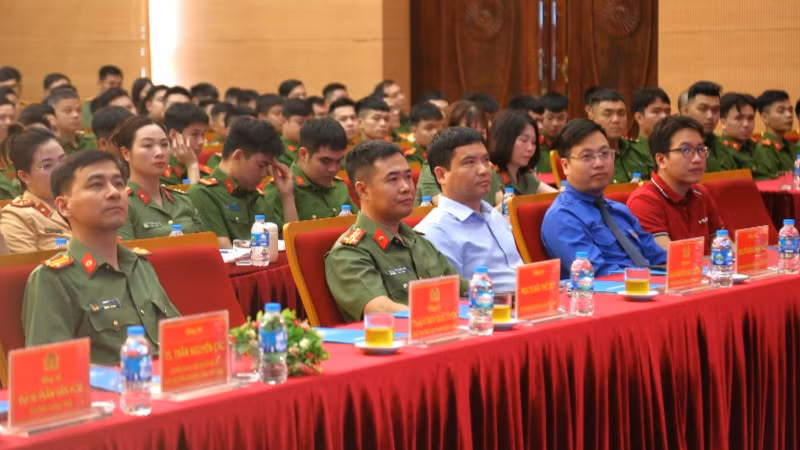 Các đại biểu tham dự chương trình.