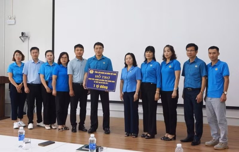 Trao kinh phí 1 tỷ đồng hỗ trợ đoàn viên, người lao động Quảng Ninh.