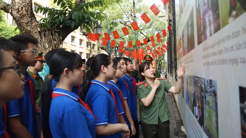 Khu vực trưng bày tư liệu, hình ảnh về quá trình hoạt động và cống hiến của Công an Thủ đô.
