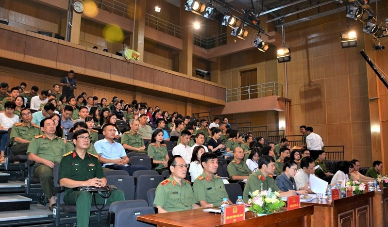 Các đại biểu tham dự tọa đàm.