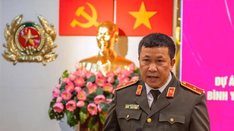 Thiếu tướng Nguyễn Công Bẩy thông tin về tượng đài tại họp báo.