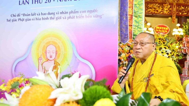 Hòa thượng Thích Gia Quang, Phó Chủ tịch Hội đồng Trị sự, Trưởng ban Thông tin truyền thông Trung ương Giáo hội Phật giáo Việt Nam đọc diễn văn. Hòa thượng Thích Gia Quang, Phó Chủ tịch Hội đồng Trị sự, Trưởng ban Thông tin truyền thông Trung ương Giáo hội Phật giáo Việt Nam đọc diễn văn.