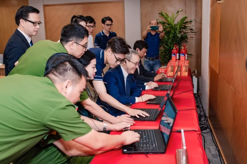 Các đại biểu trải nghiệm “Kỹ năng thoát nạn khi xảy ra cháy ở nhà ống”.