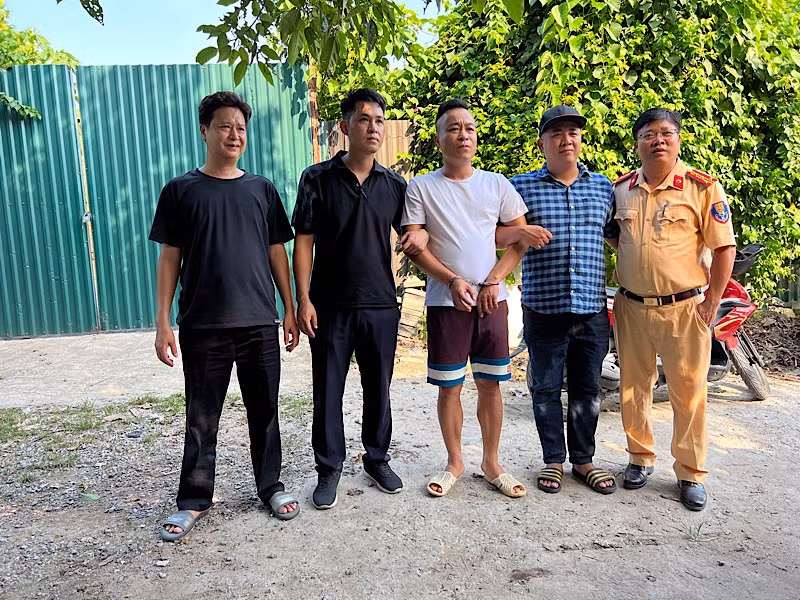 Bắt giữ đối tượng Đỗ Duy Hằng (áo trắng) sau 7 năm trốn truy nã.