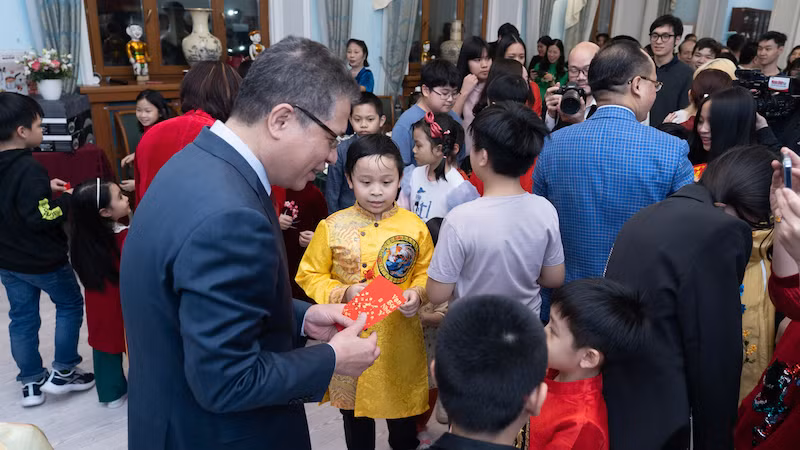 Đại sứ Đặng Minh Khôi mừng tuổi đầu năm cho các em nhỏ. Ảnh: Thanh Thể