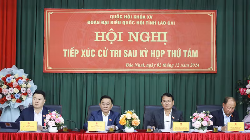 Đồng chí Trần Cẩm Tú và đoàn đại biểu Quốc hội tỉnh Lào Cai tại buổi tiếp xúc cử tri. (Ảnh: https://ubkttw.vn/)