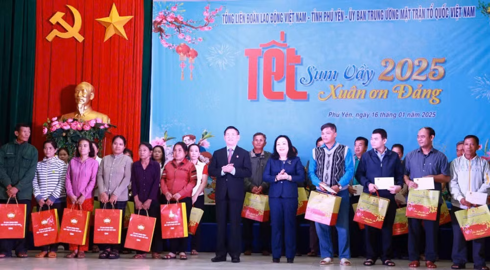 Phó Thủ tướng Chính phủ Hồ Đức Phớc cùng đoàn công tác đã trao hơn 200 suất quà cho đoàn viên, công nhân, người lao động có hoàn cảnh khó khăn tại Phú Yên.