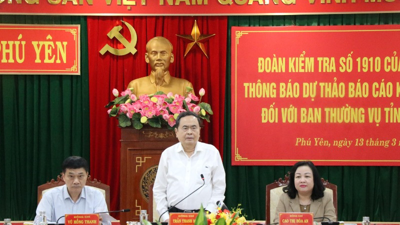 Chủ tịch Quốc hội Trần Thanh Mẫn, Trưởng Đoàn Kiểm tra 1910 của Bộ Chính trị phát biểu chỉ đạo hội nghị.