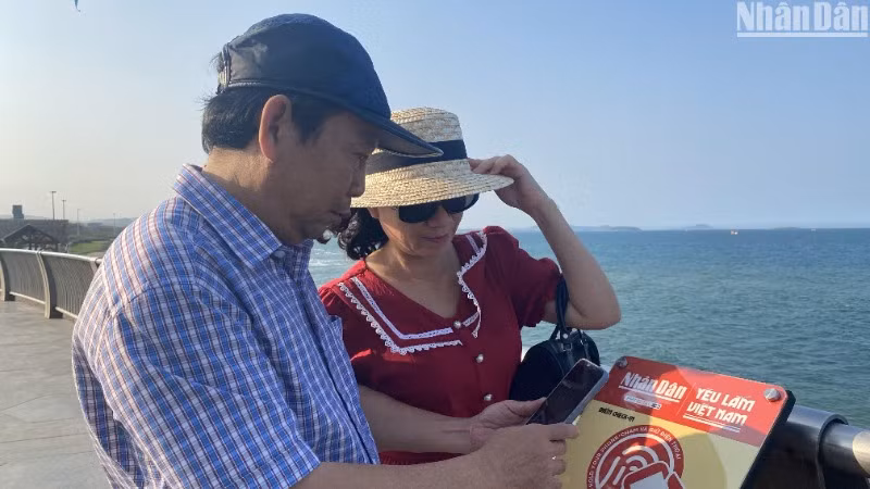 Bảng gắn chip NFC (công nghệ kết nối không dây) đã được lắp đặt tại Tháp Nghinh Phong, thành phố Tuy Hòa, Phú Yên.