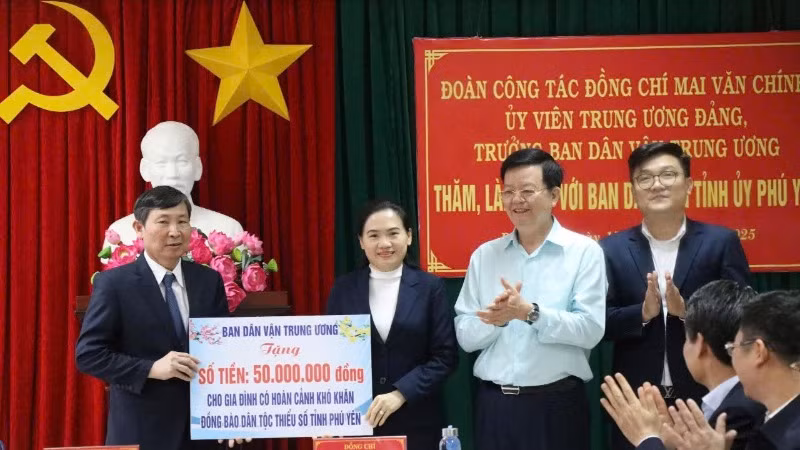 Ban Dân vận Trung ương tặng 50 triệu đồng nhằm hỗ trợ cho các gia đình có hoàn cảnh khó khăn, đồng bào dân tộc thiểu số trên địa bàn tỉnh Phú Yên.