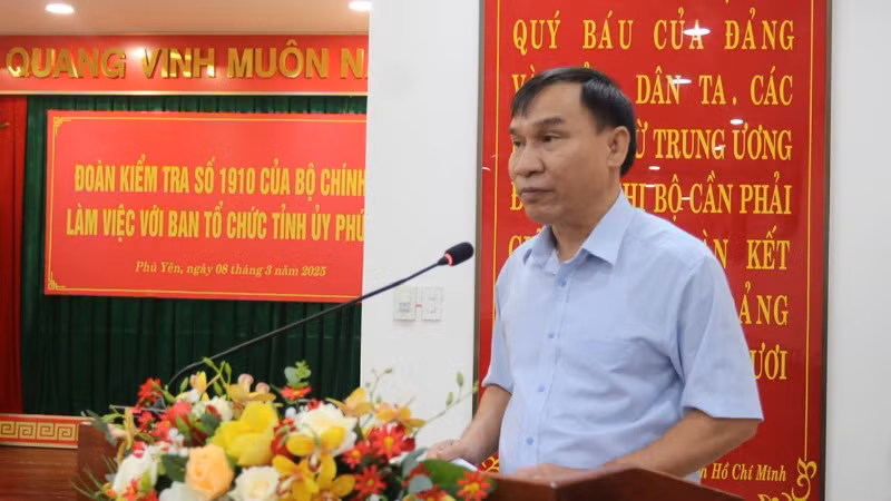 Đồng chí Trần Quốc Hoàn, Trưởng Ban Tổ chức Tỉnh ủy Phú Yên báo cáo tại buổi làm việc.