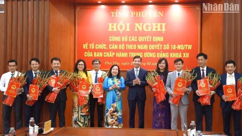 Thường trực Tỉnh ủy Phú Yên trao quyết định cho lãnh đạo các sở ngành sau sắp xếp, tinh gọn bộ máy. 