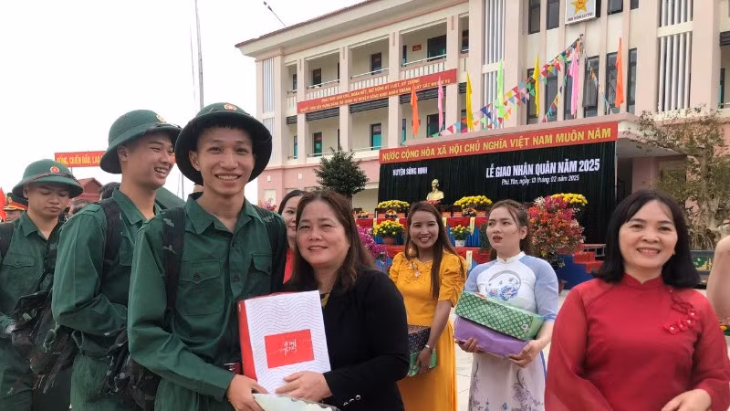 Đông đảo cán bộ, nhân dân dự và động viên thanh niên nhập ngũ tại huyện miền núi Sông Hinh, Phú Yên. (Ảnh: Văn Thùy)