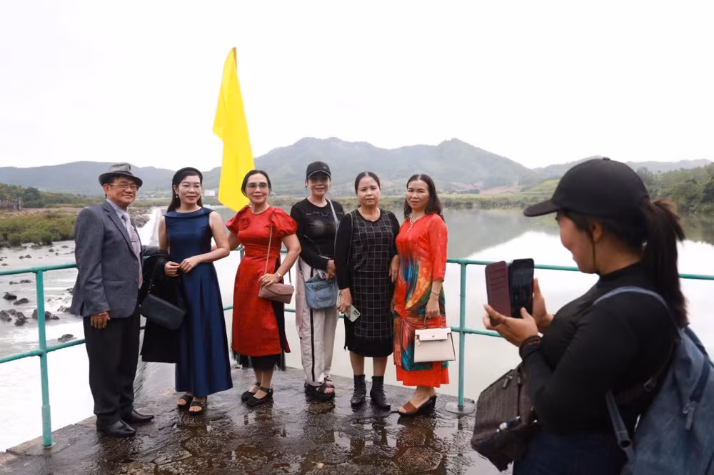 Du khách đến dâng hương và tham quan di tích danh lam thắng cảnh đập Đồng Cam.