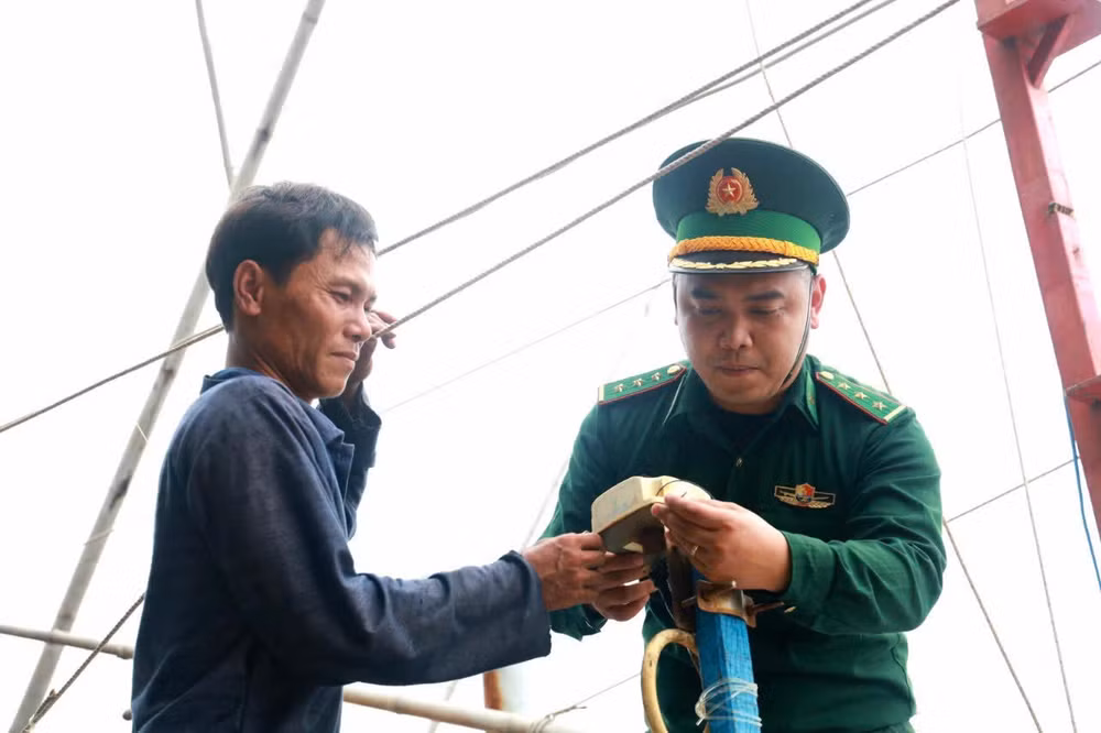 Lực lượng chức năng kiểm tra, hướng dẫn sử dụng thiết bị giám sát hành trình trên các tàu cá.