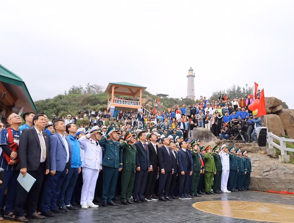 Các đại biểu thực hiện nghi thức lễ chào cờ đầu năm tại danh thắng quốc gia Bãi Môn-Mũi Điện, thị xã Đông Hòa, Phú Yên.