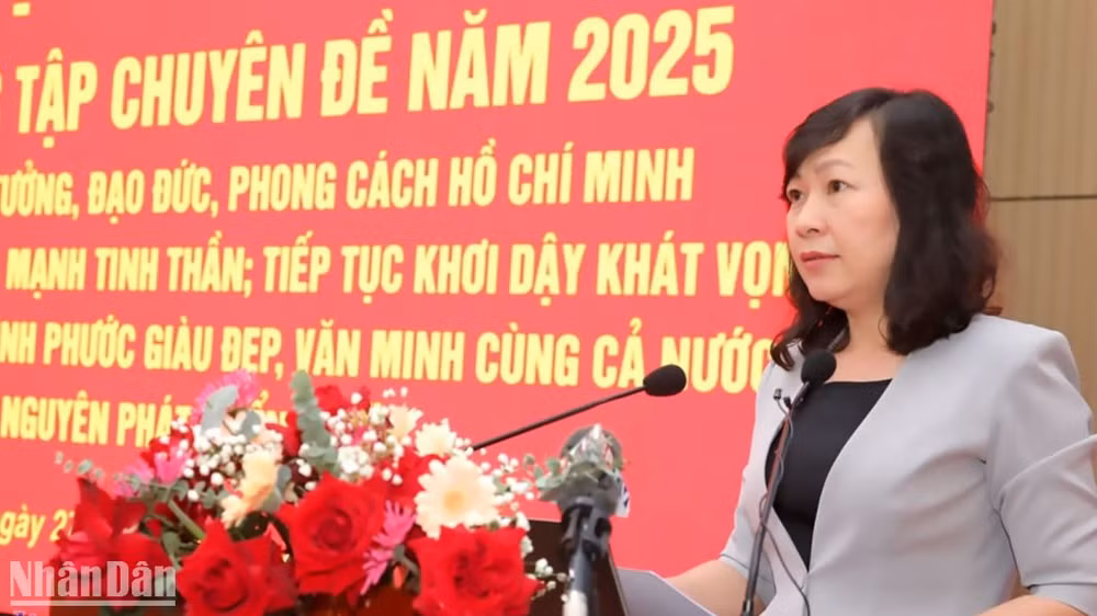 Phó Bí thư Thường trực Tỉnh ủy, Chủ tịch Hội đồng nhân dân tỉnh Bình Phước Huỳnh Thị Hằng phát biểu tại hội nghị. Phó Bí thư Thường trực Tỉnh ủy, Chủ tịch Hội đồng nhân dân tỉnh Bình Phước Huỳnh Thị Hằng phát biểu tại hội nghị.