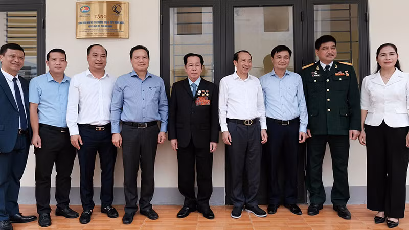 Thứ trưởng Lao động-Thương binh và Xã hội Lê Văn Thanh, Anh hùng Lao động Lê Văn Kiểm và các đại biểu bên nhà nội trú vừa xây dựng. (Ảnh: NFVC)