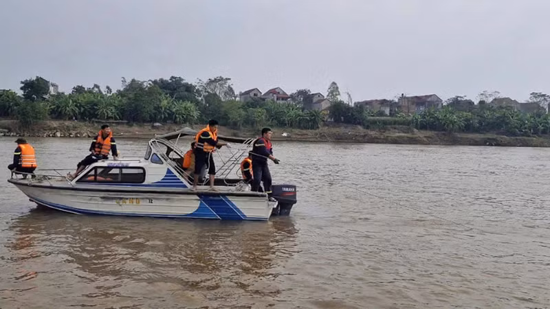 Các lực lượng chức năng nỗ lực tìm kiếm các em học sinh còn mất tích trong vụ đuối nước ở Phú Thọ. (Ảnh VGP)