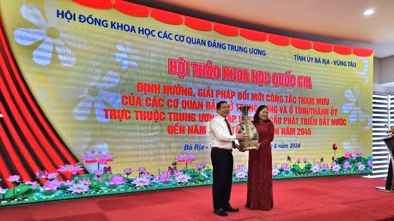 Đồng chí Lại Xuân Môn tặng quà cho Thường trực Tỉnh ủy Bà Rịa-Vũng Tàu.