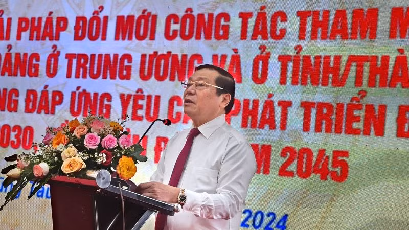 Đồng chí Lại Xuân Môn, Ủy viên Trung ương Đảng, Phó Trưởng ban Thường trực Ban Tuyên giáo Trung ương, Chủ tịch Hội đồng Khoa học các cơ quan Đảng Trung ương phát biểu tại hội thảo.