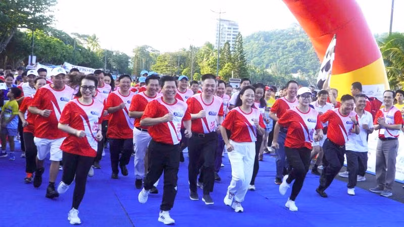 Đại diện lãnh đạo tỉnh và lãnh đạo các sở, ngành, địa phương, doanh nghiệp, nhà tài trợ tham dự Giải việt dã Báo Bà Rịa-Vũng Tàu lần thứ 25.