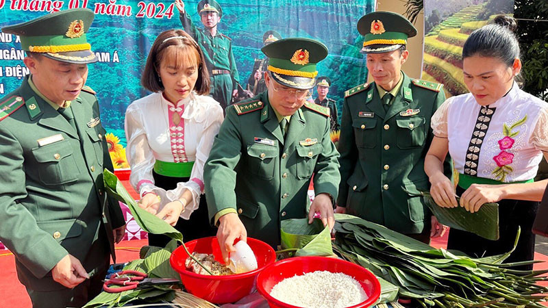 Đại tá Phan Văn Hóa, Chỉ huy trưởng Bộ Chỉ huy Bộ đội Biên phòng tỉnh Điện Biên tham gia gói bánh chưng cùng nhân dân xã Ma Thì Hồ, huyện Mường Chà (Điện Biên). (Ảnh LÊ LAN)