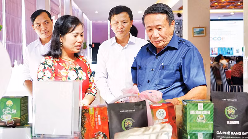 Phó Chủ tịch Thường trực Ủy ban nhân dân tỉnh Quảng Trị Hà Sỹ Đồng thăm gian hàng trưng bày sản phẩm OCOP.