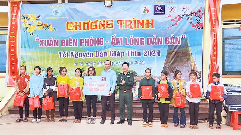 Tặng quà các em học sinh Trường tiểu học Chu Văn An.