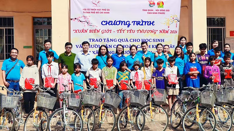 Tỉnh đoàn, Hội đồng Đội tỉnh Bình Phước phối hợp Hội từ thiện Hạt Phù Sa Thành phố Hồ Chí Minh tặng xe đạp và quà cho các học sinh có hoàn cảnh khó khăn vượt khó học giỏi tại huyện Bù Đốp. (Ảnh NGỌC PHƯỢNG)