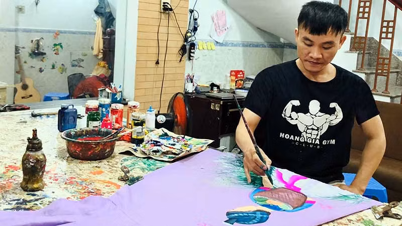 Sùng A Bình vẽ trên các thiết kế thời trang của mình.