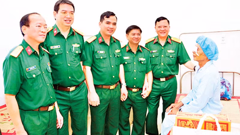 Lãnh đạo Binh đoàn 16 và Bệnh viện quân y 175 thăm hỏi, động viên các bệnh nhân phẫu thuật mắt miễn phí, Chương trình “Rạng ngời đôi mắt Việt Nam”