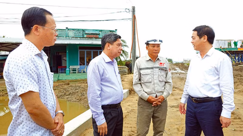 Ông Nghiêm Xuân Thành (bìa phải), Ủy viên Trung ương Đảng, Bí thư Tỉnh ủy; ông Đồng Vân Thanh (thứ 2 từ trái sang), Phó Bí thư Tỉnh ủy, Chủ tịch UBND tỉnh thăm, động viên lực lượng thi công dự án Đường bộ cao tốc Bắc - Nam, đoạn Cần Thơ - Hậu Giang tại nút giao IC5, thuộc địa bàn xã Vị Thắng, huyện Vị Thủy.