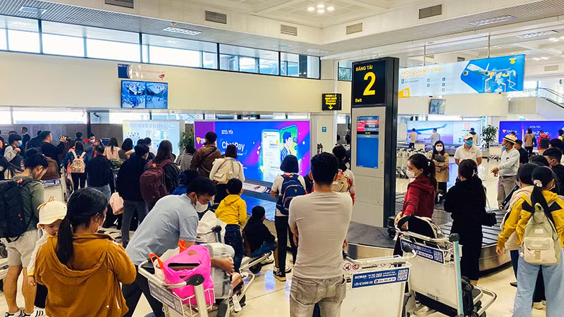 Hành khách chờ lấy hành lý tại Cảng Hàng không quốc tế Nội Bài.