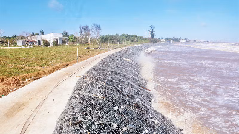 Tuyến bờ bao hai ấp Hồ Thùng và Đông Thành, xã Đông Hải được gia cố để bảo vệ đất sản xuất, nhà ở của người dân.