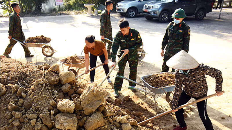 Cán bộ, chiến sĩ Lữ đoàn Xe tăng 409 (Quân khu 1) giúp nhân dân thôn Bo Chợ, xã Đông Sơn, huyện Yên Thế (Bắc Giang) dọn vệ sinh.