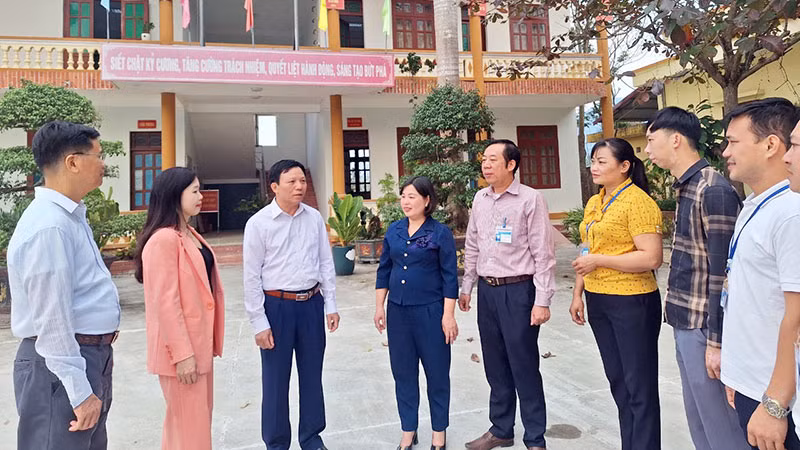 Cán bộ và người dân xã Chi Lăng, huyện Chi Lăng trao đổi về những giải pháp nâng cao tiêu chí của xã nông thôn mới kiểu mẫu.