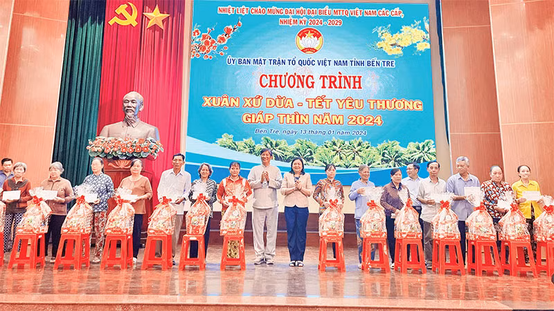 Lãnh đạo tỉnh Bến Tre trao quà tặng gia đình chính sách, người nghèo nhân dịp Tết Nguyên đán Giáp Thìn 2024 . (Ảnh HOÀNG TRUNG)