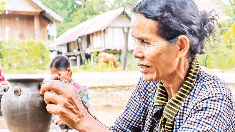 Nghề làm đồ gốm thủ công của đồng bào M’nông ở xã Yang Tao, huyện Lắk được bảo tồn gắn với phát triển du lịch.