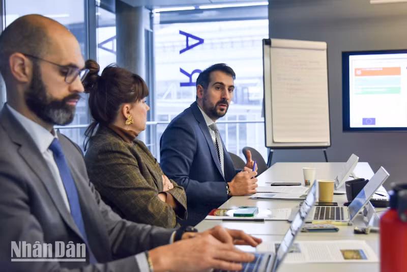 Ông Adrien Fischer, cán bộ AFD phụ trách Việt Nam (áo vest xanh), nhấn mạnh thành phố Buôn Ma Thuột cần có tầm nhìn chiến lược dài hạn với nhiều mục tiêu đồng thời được lồng ghép cùng nhau trong công tác quy hoạch đô thị. (Ảnh: MINH DUY)