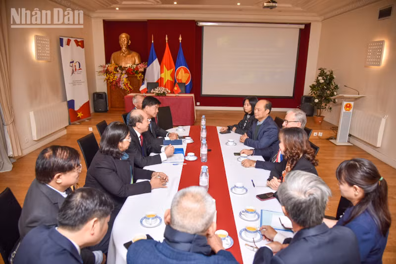 Hai địa phương thống nhất thực hiện các chương trình trao đổi, giao lưu trên những lĩnh vực có thế mạnh như năng lượng tái tạo, chuyển đổi số, y tế, môi trường, quy hoạch đô thị. (Ảnh: MINH DUY) Hai địa phương thống nhất thực hiện các chương trình trao đổi, giao lưu trên những lĩnh vực có thế mạnh như năng lượng tái tạo, chuyển đổi số, y tế, môi trường, quy hoạch đô thị. (Ảnh: MINH DUY)