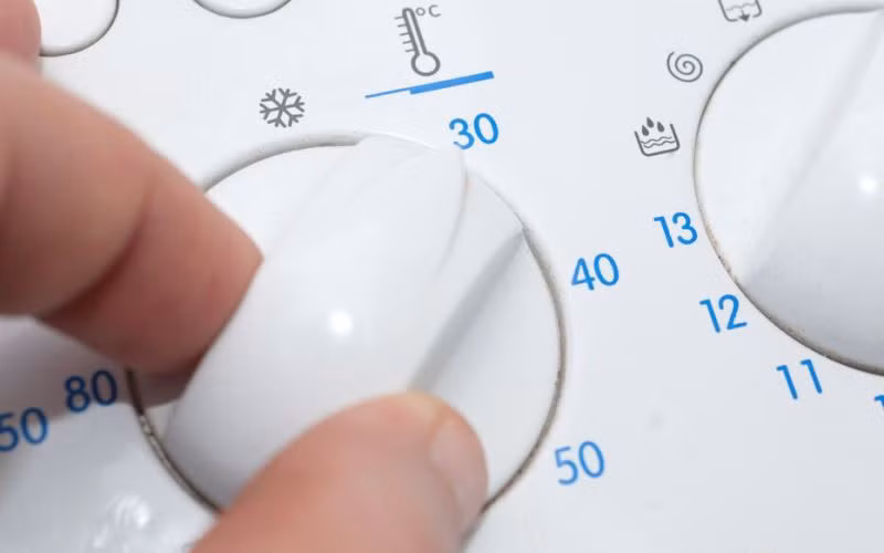 Chế độ giặt với nước mát cũng được khuyến khích nhằm giảm bớt tình trạng vi sợi bị bào mòn khỏi quần áo. (Ảnh: Le Parisien)